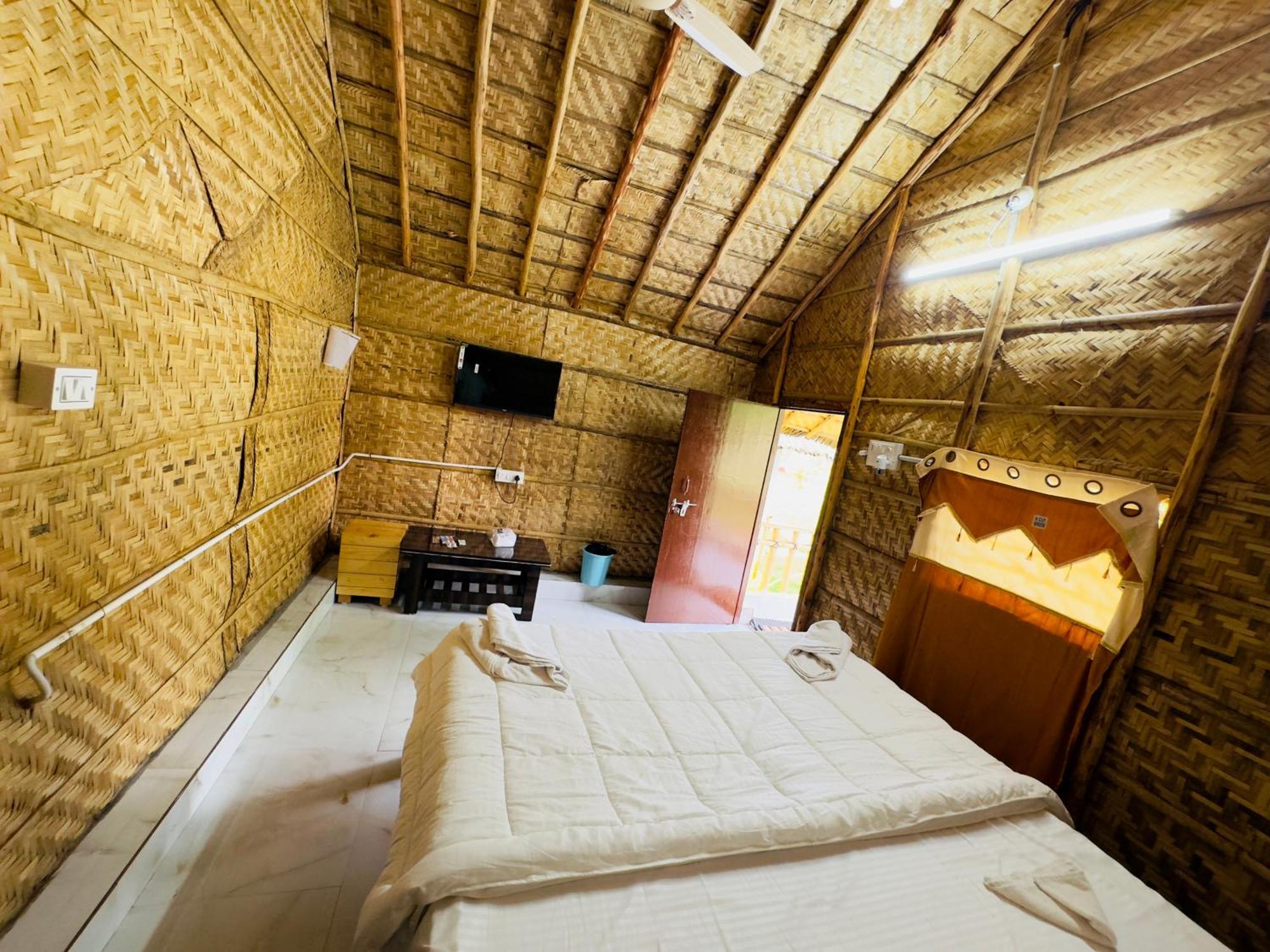 Tamarind Tree Way Side Amenities Hotel Хоспет Екстериор снимка